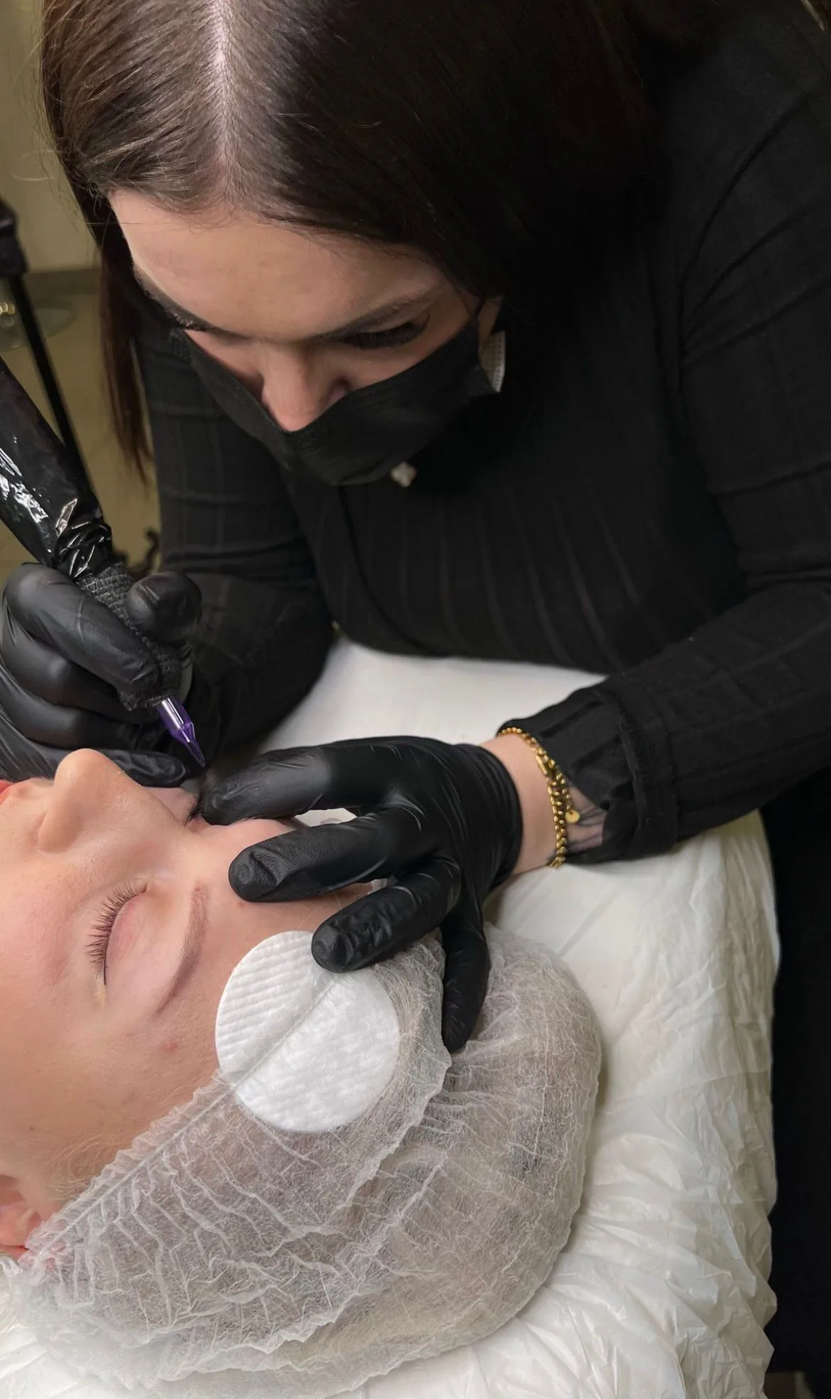 Permanent Make-up – Jocy bei der Behandlung